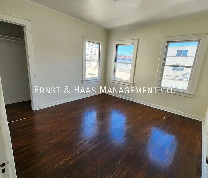 528 N Kenmore Ave — Photo 8