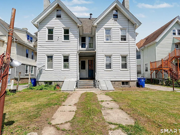 135 Sherwood Ave — Photo 2