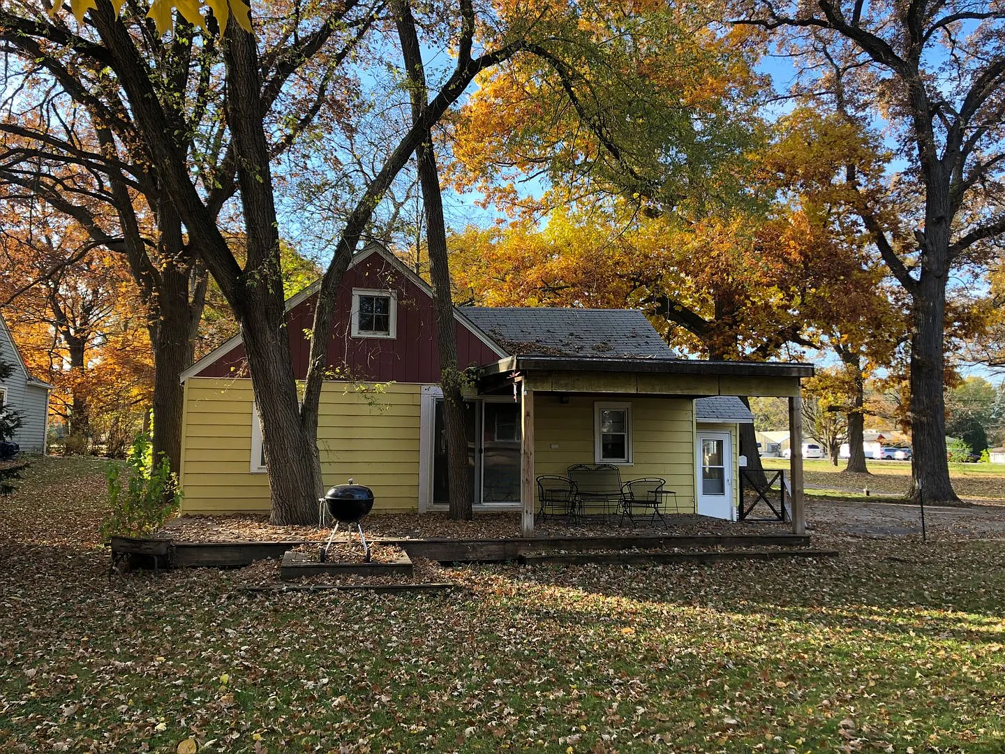 Cozy Two Bedroom Single Family in Country Like Setting — Photo 2