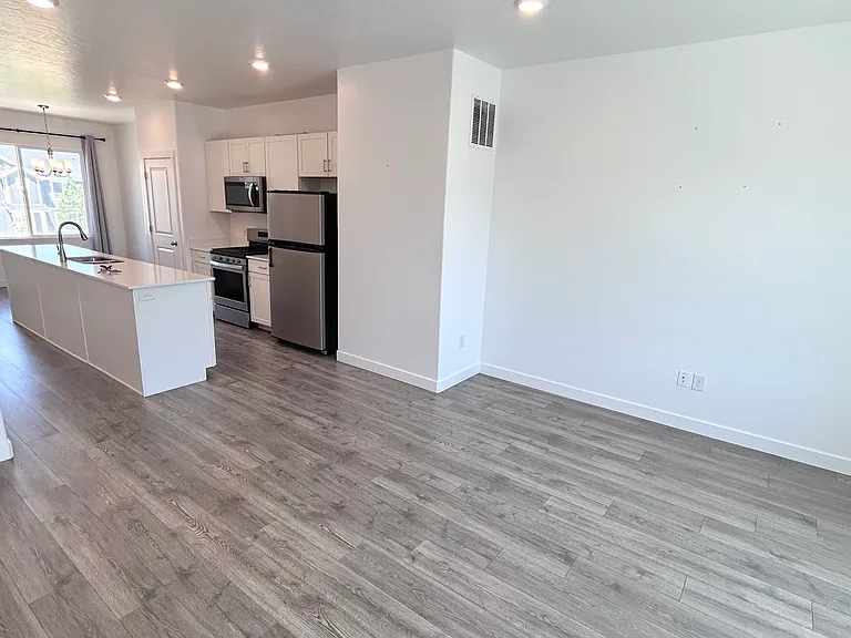 91 N Monitor Row — Photo 6