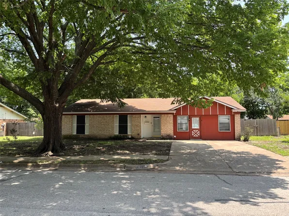 621 Lynnewood Ave, Burleson, TX 76028