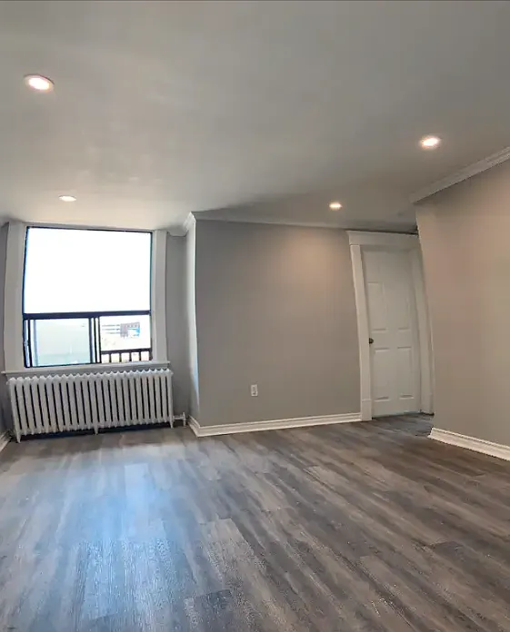 44 Victoria Ave S — Photo 2