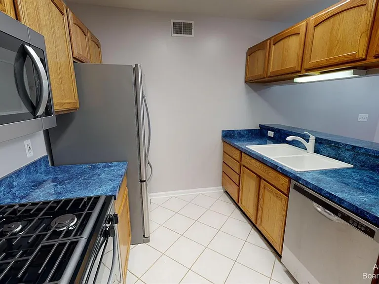 2666 S Knightsbridge Cir — Photo 2