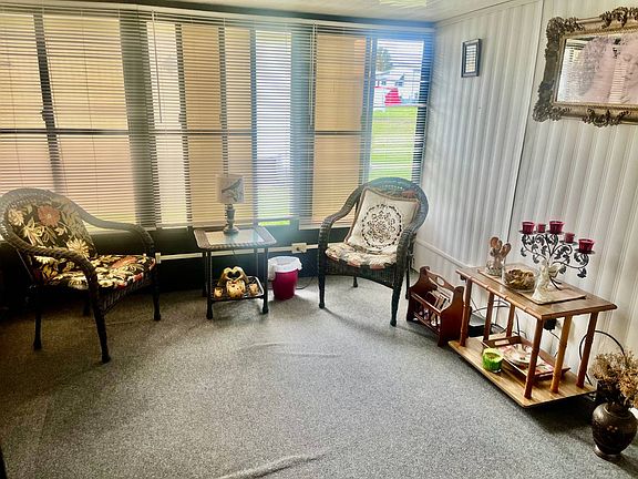 4th image of 615 Magnolia Ln