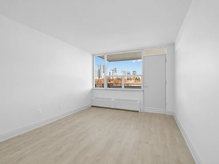 225 Davisville Ave — Photo 26