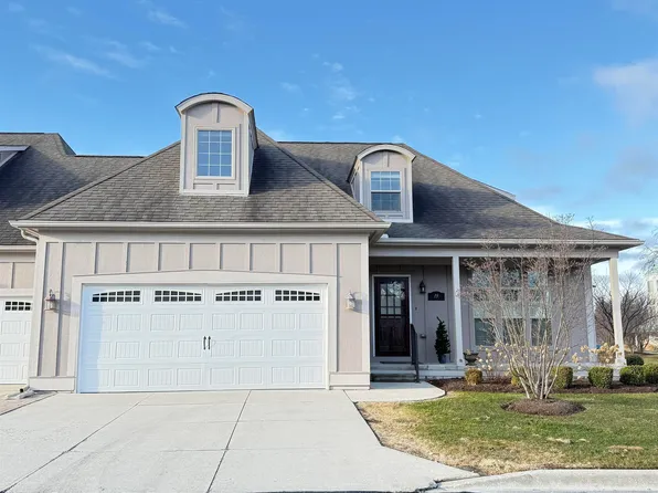 19 River Ct, Grosse Pointe Woods, MI 48236