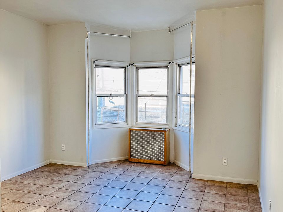 1st image of 121 Linden St APT 3