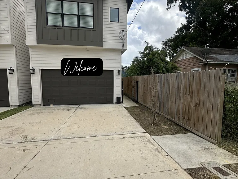 126 Amundsen St #A — Photo 52