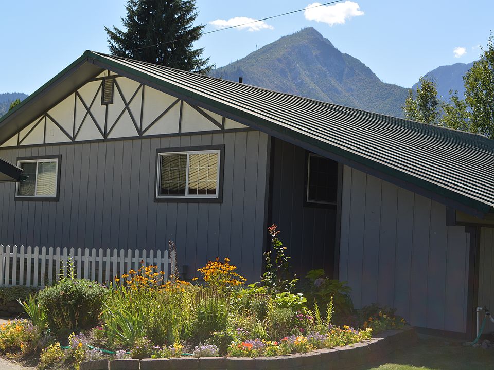 Front entry, photo taken from driveway.