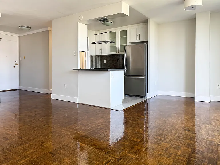 80 Wellesley St E #403 — Photo 3