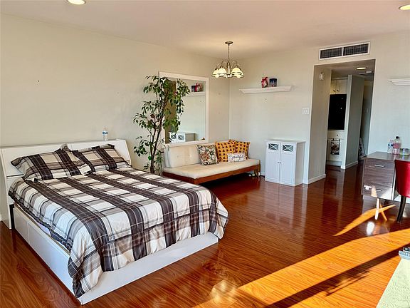 2nd image of 2016 Main St APT 2510