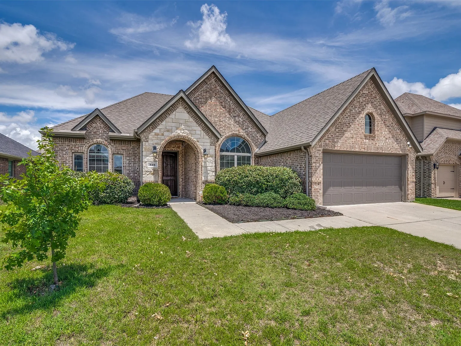 4 bed, 2.0 bath, 2303 sqft, $2,400 — Photo 2