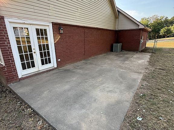 3rd image of 717 Lincoln Hill Cir