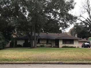 330 Geneseo Rd, Terrell Hills, TX 78209