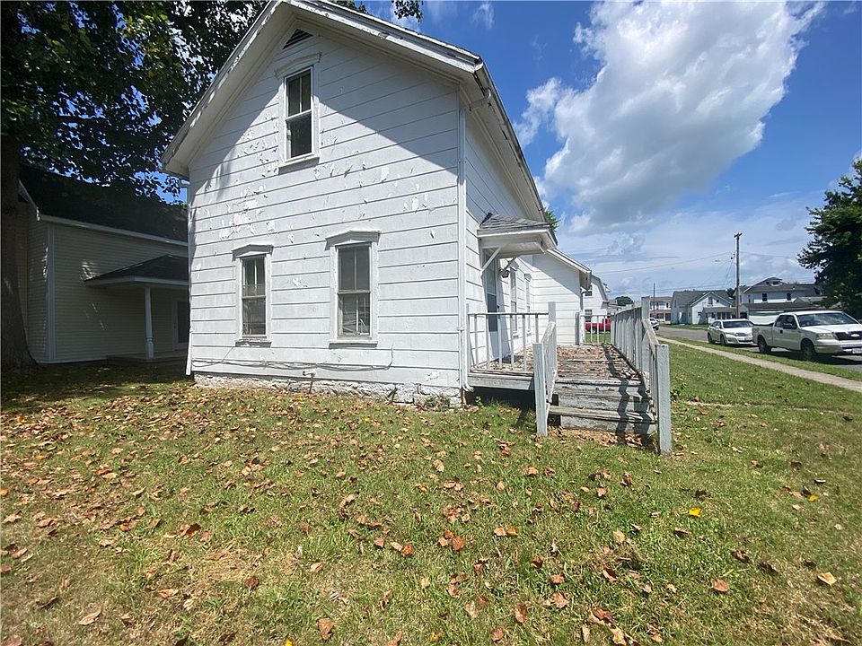 1st image of 900 W Water St