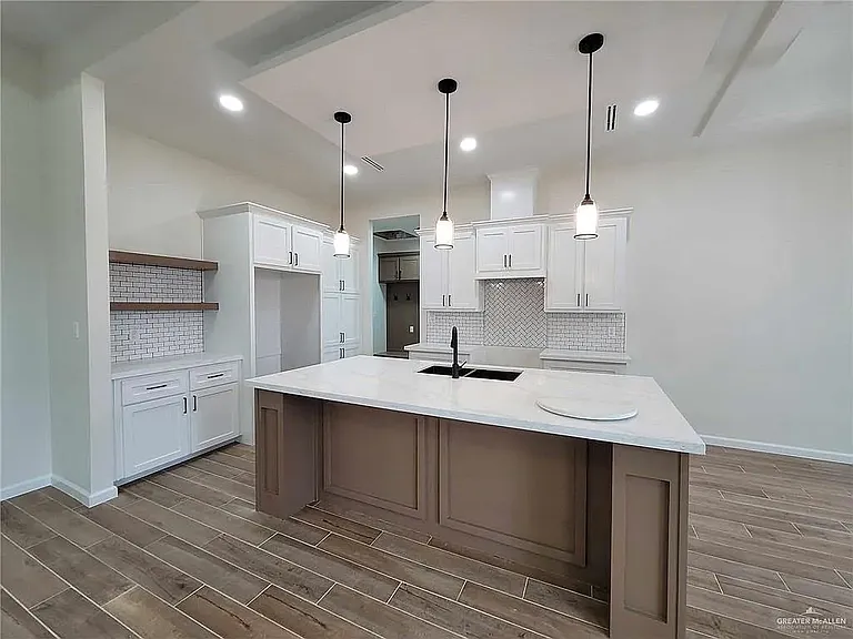 729 Saint Vincent Dr — Photo 3