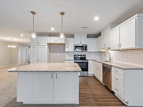 4th image of 746 Crescent Lndg