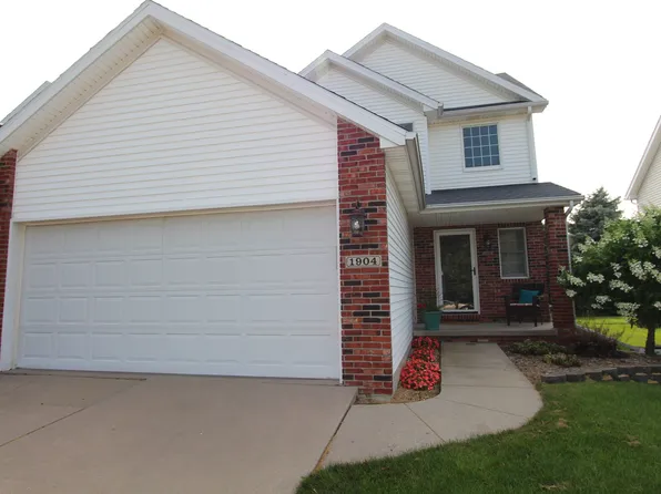1904 Vladimir Dr, Bloomington, IL 61704