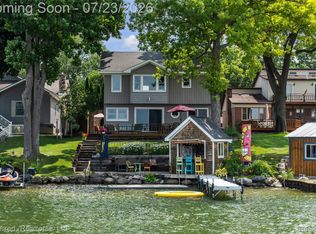 4337 Windiate Park Dr, Waterford, MI 48329