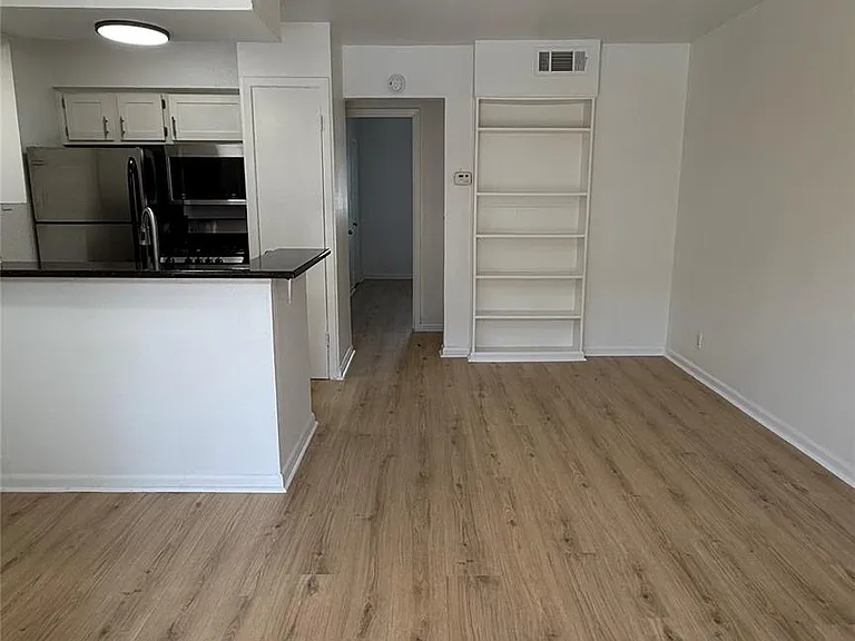 2401 Manor Rd #126 — Photo 2