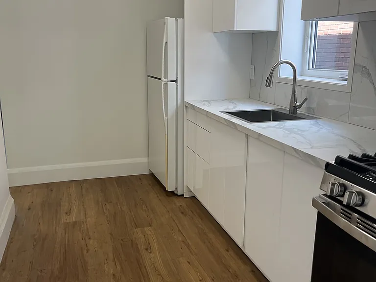 55 Beresford Ave #MAIN FL — Photo 8
