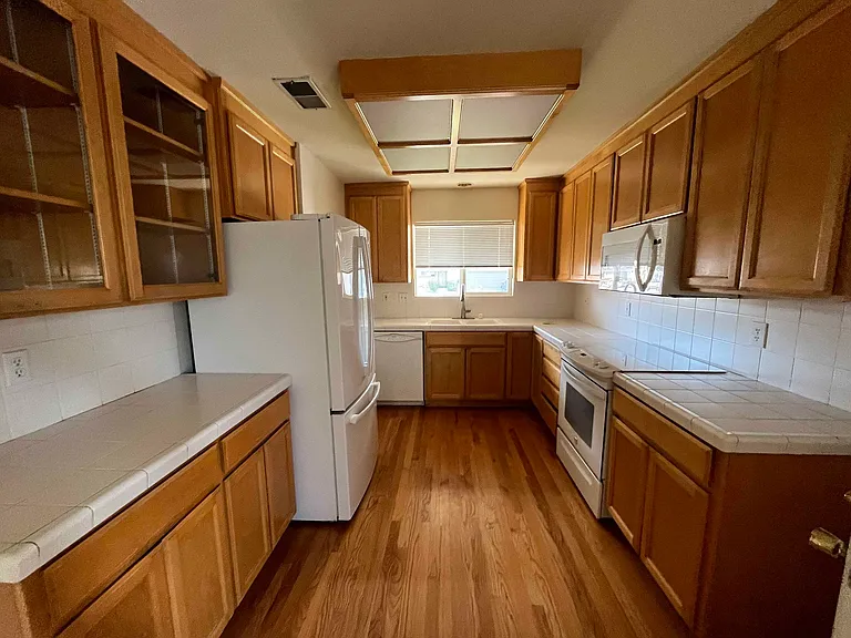 2000 Santa Cruz Ave — Photo 21