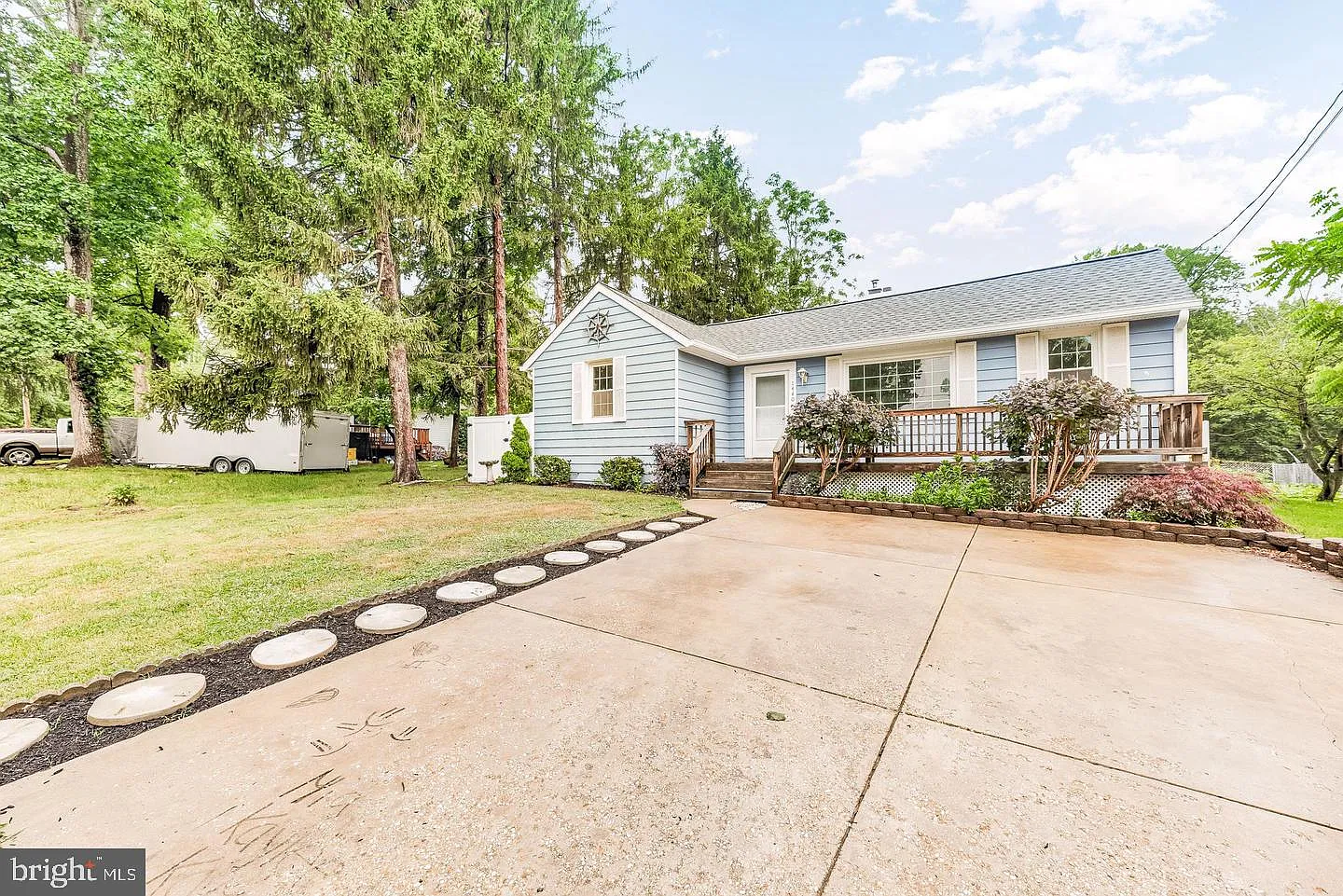 3 bed, 1.0 bath, 889 sqft, $2,000 — Photo 1