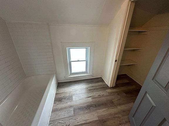 3rd image of 190 Young St