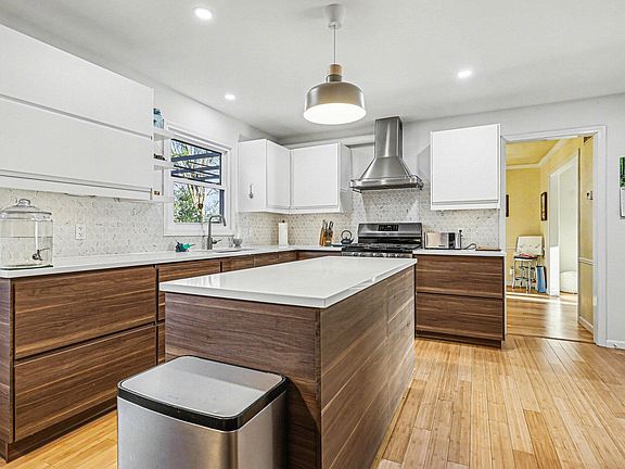 4th image of 7676 Orchard Hill Ave