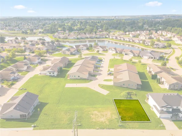 7064-7066 Waterview Dr SW, Cedar Rapids, IA 52404