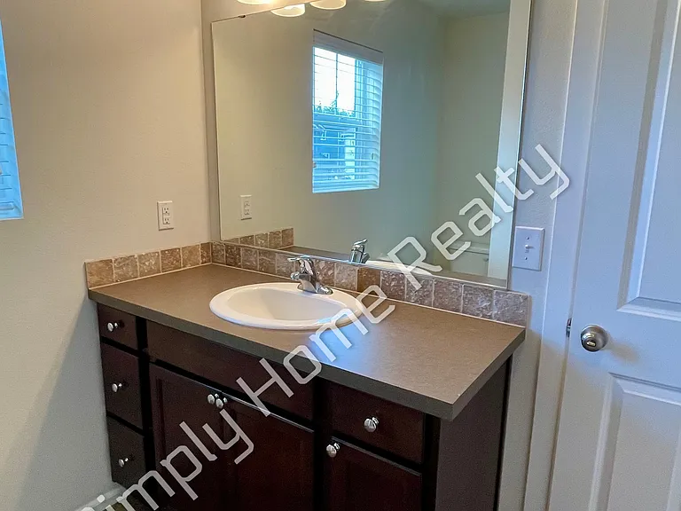 2420 Burlwood St NE — Photo 24