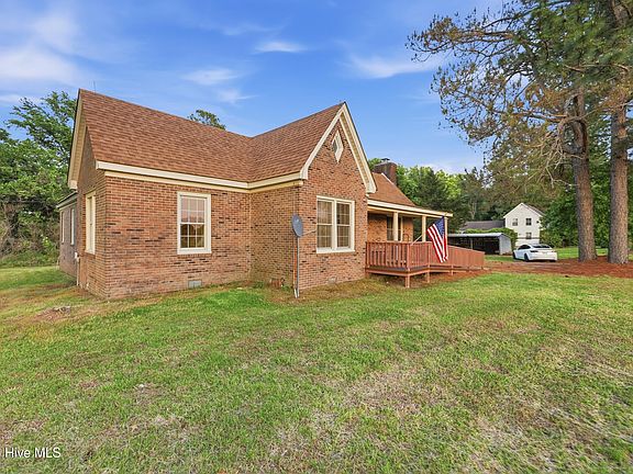3rd image of 631 Selwin Road