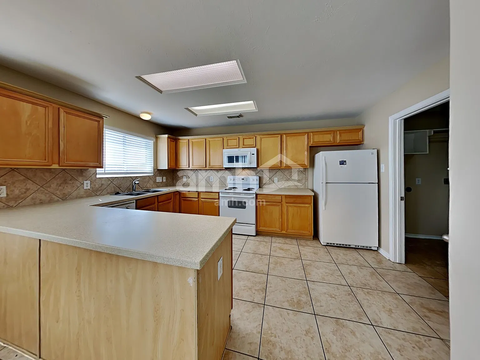 4 bed, 2.5 bath, 2425 sqft, $2,335 — Photo 3