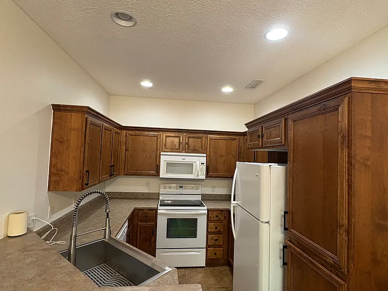 2488 Manzoni Rd — Photo 13
