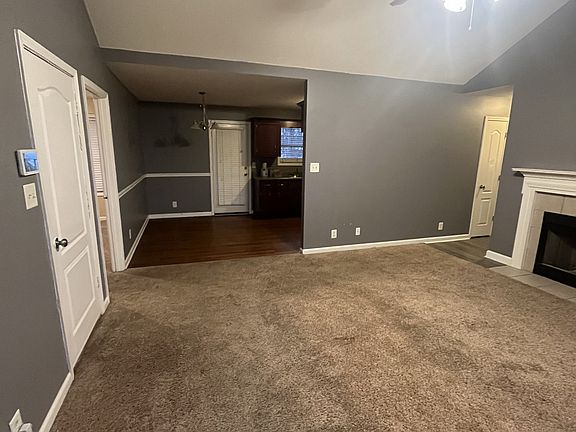 3rd image of 390 Paris Dr