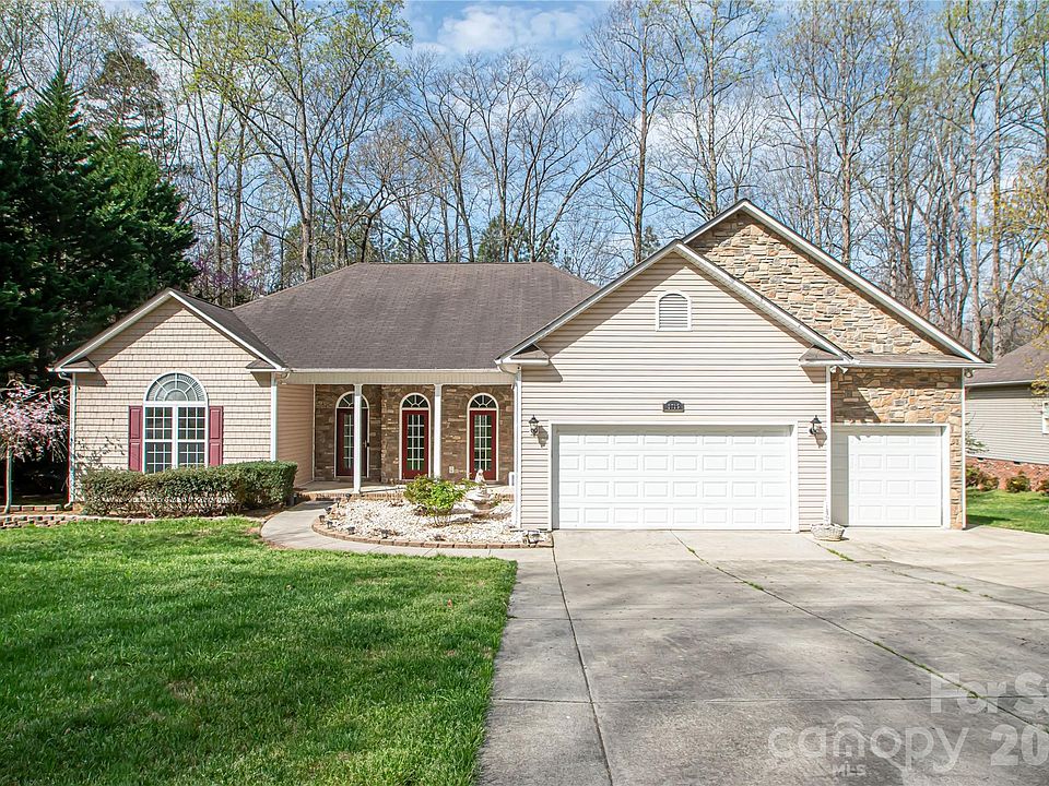 1st image of 2725 Lakeview Cir