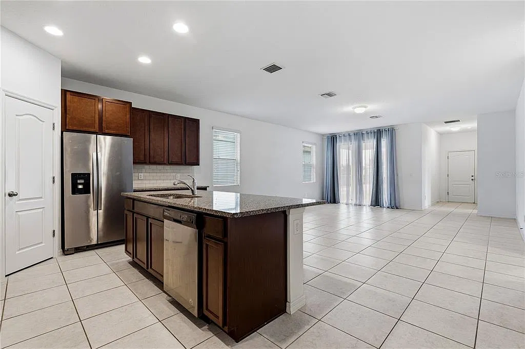 3 bed, 2.0 bath, 1979 sqft, $2,900 — Photo 3