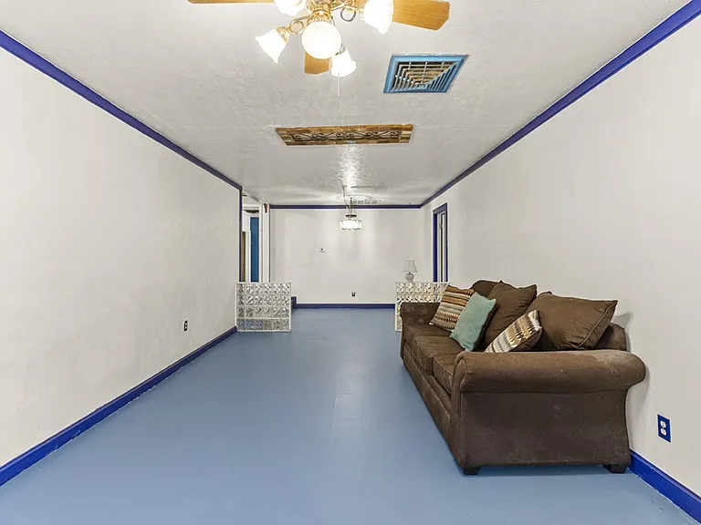 704 S Avenue C — Photo 12
