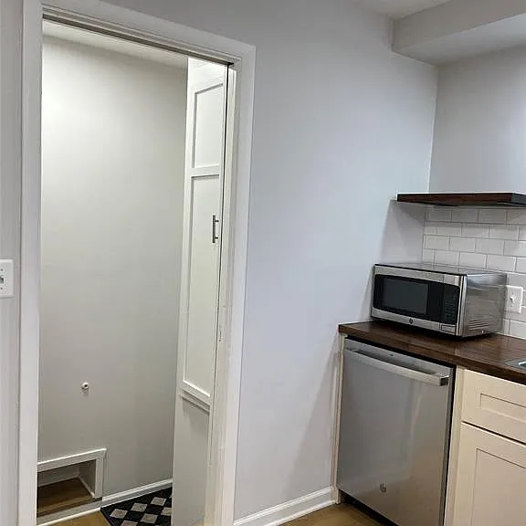 310 Albany St — Photo 25