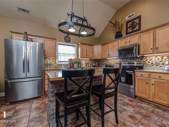 3rd image of 1406 NE Dysart Woods Ln