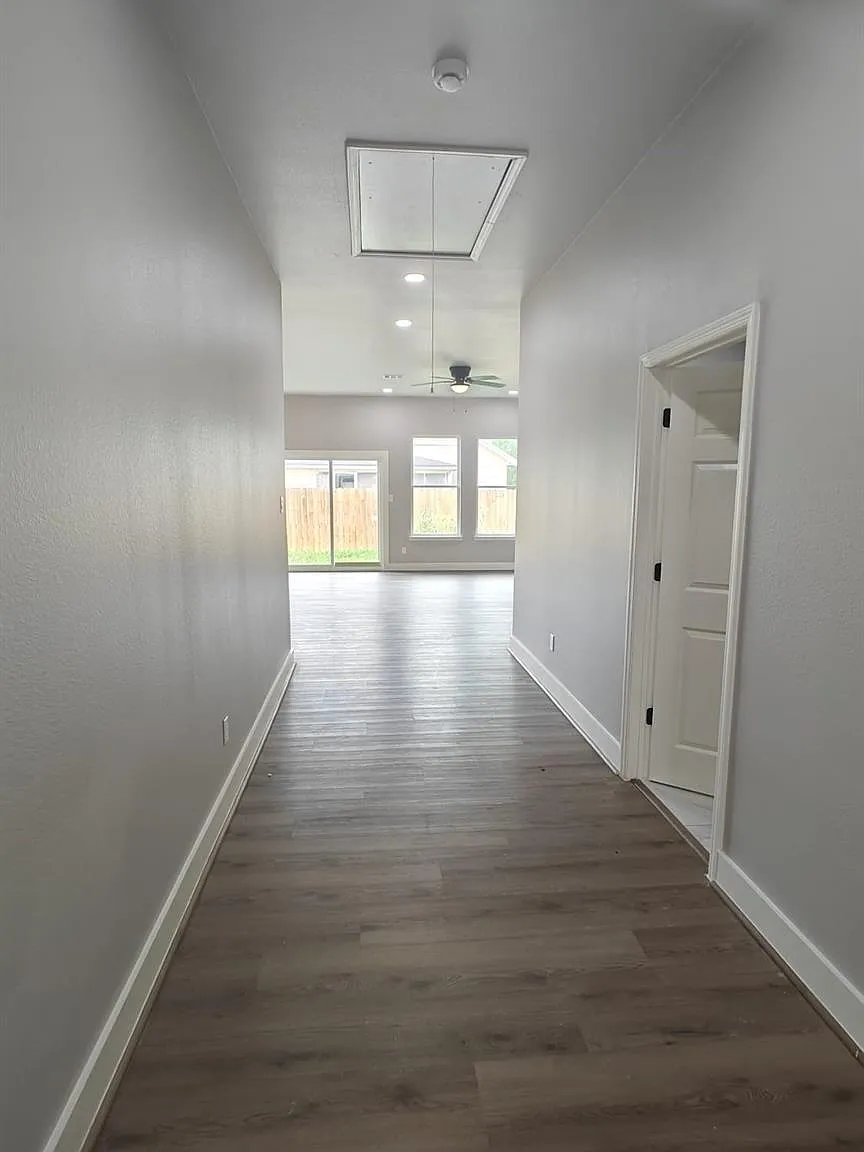 3 bed, 2.0 bath, 2101 sqft, $2,200 — Photo 3