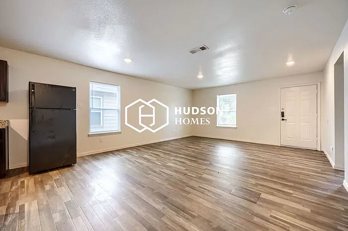3 bed, 2.0 bath, 1090 sqft, $1,549 — Photo 4