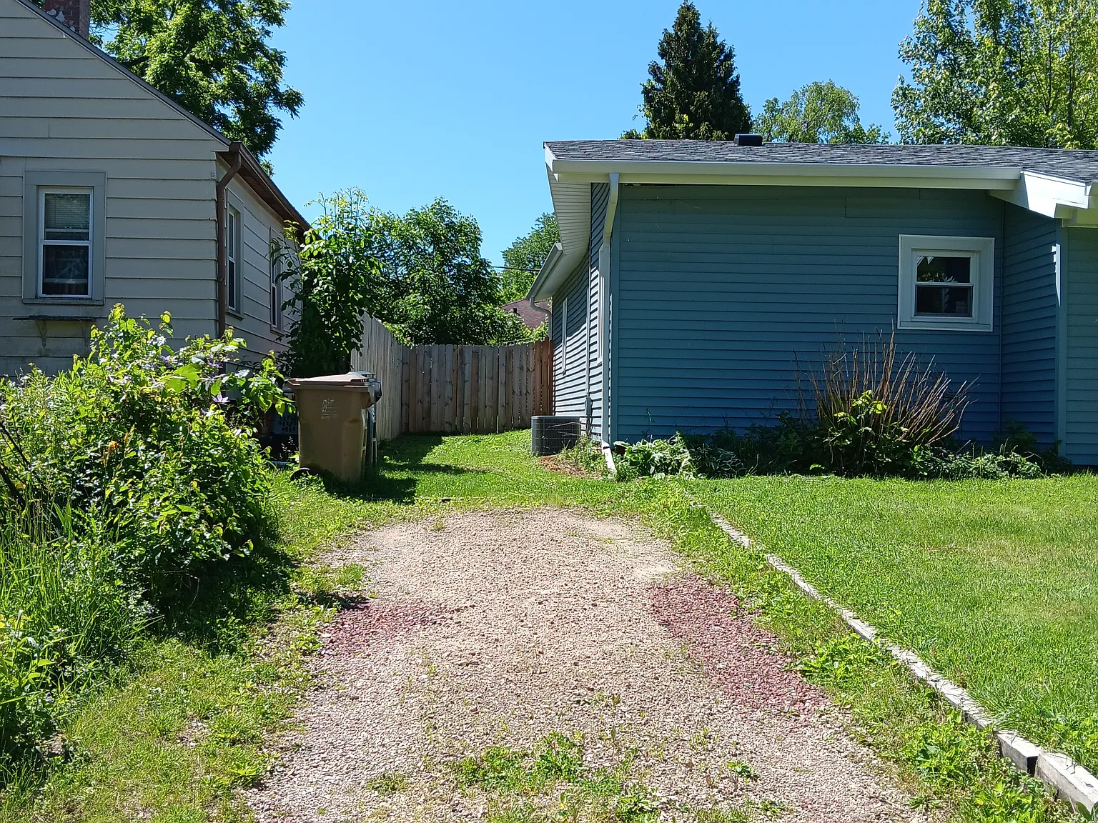 3 bed, 1110 sqft, $2,075 — Photo 4