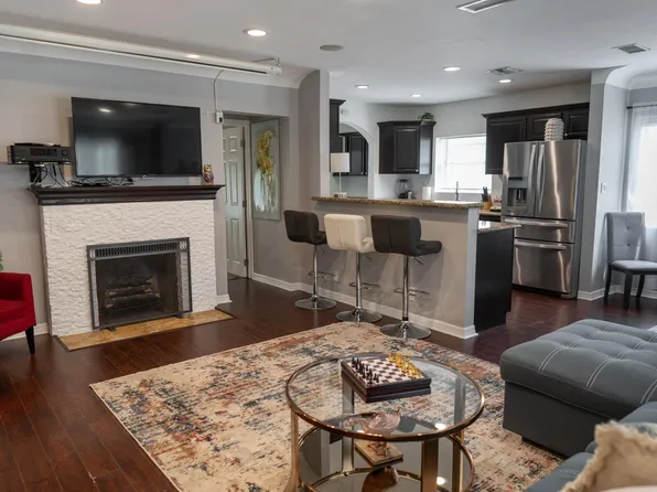 10809 Hartsook St #F, North Hollywood, CA 91601