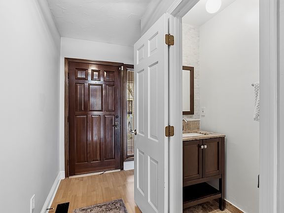 3rd image of 4594 Sandringham Dr
