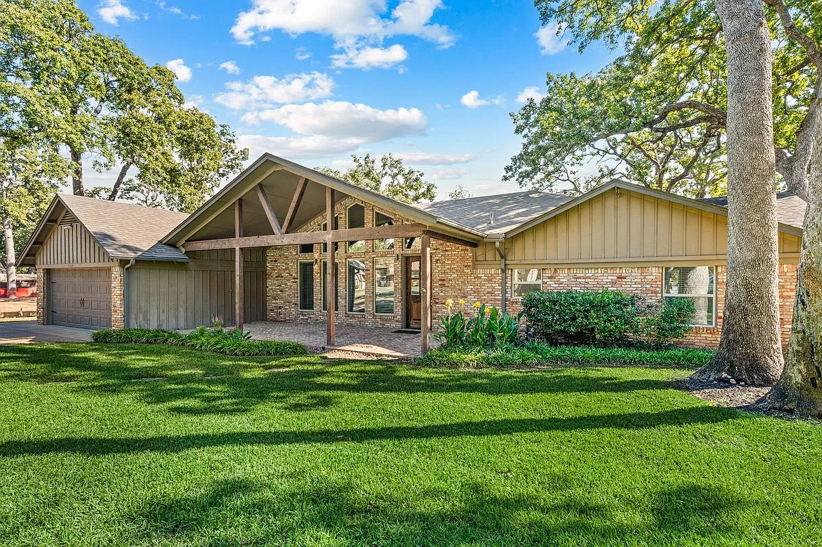 4 bed, 3.0 bath, 2577 sqft, $5,350 — Photo 4