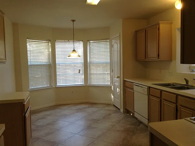 2006 Meandering Way — Photo 3