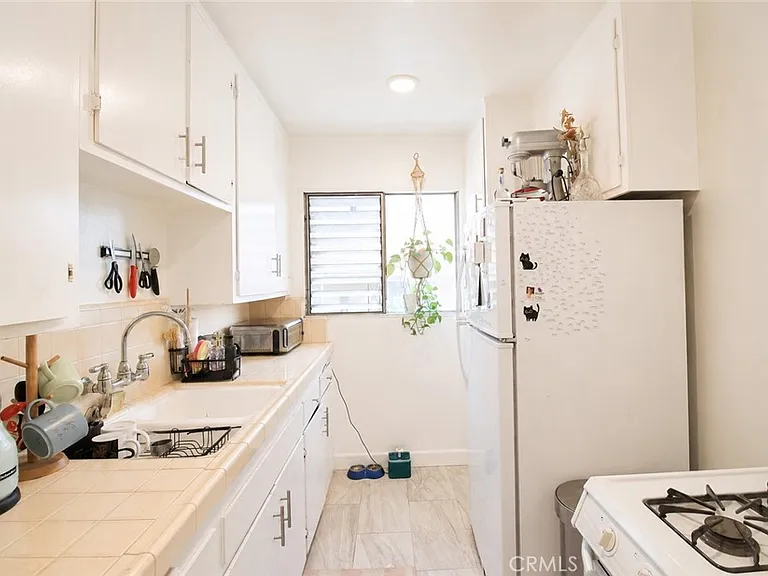 1224 N Mansfield Ave — Photo 5