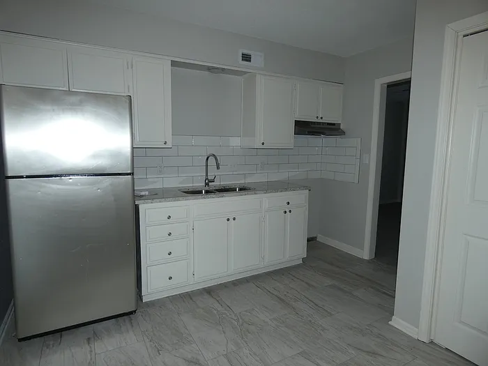 211 W 2nd St #3 — Photo 7