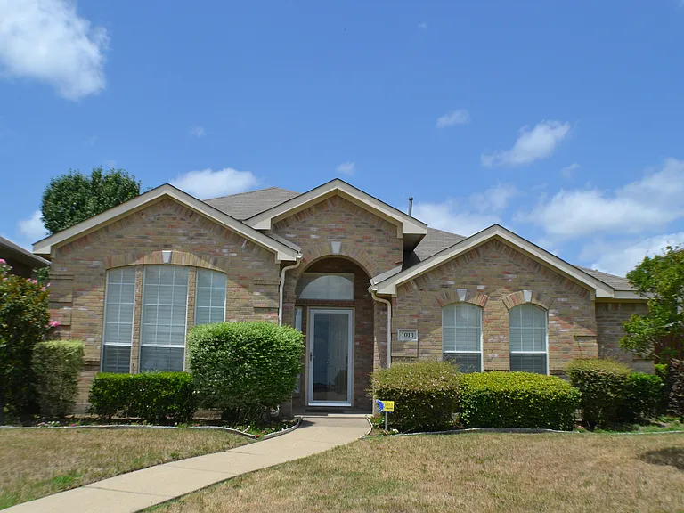 1013 Clear Creek Dr — Photo 1
